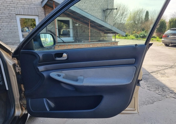 Audi A4 cena 4900 przebieg: 295000, rok produkcji 1995 z Pruszków małe 254